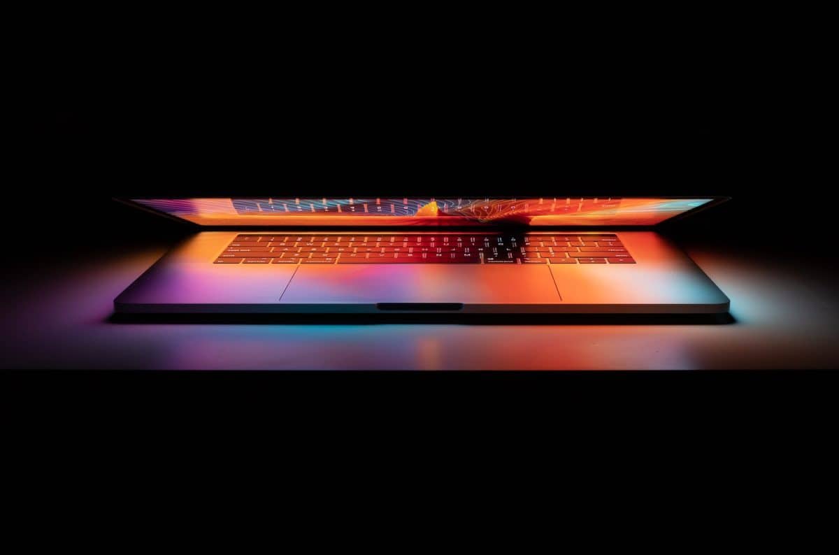 Un ordinateur portable dans l'obscurité
